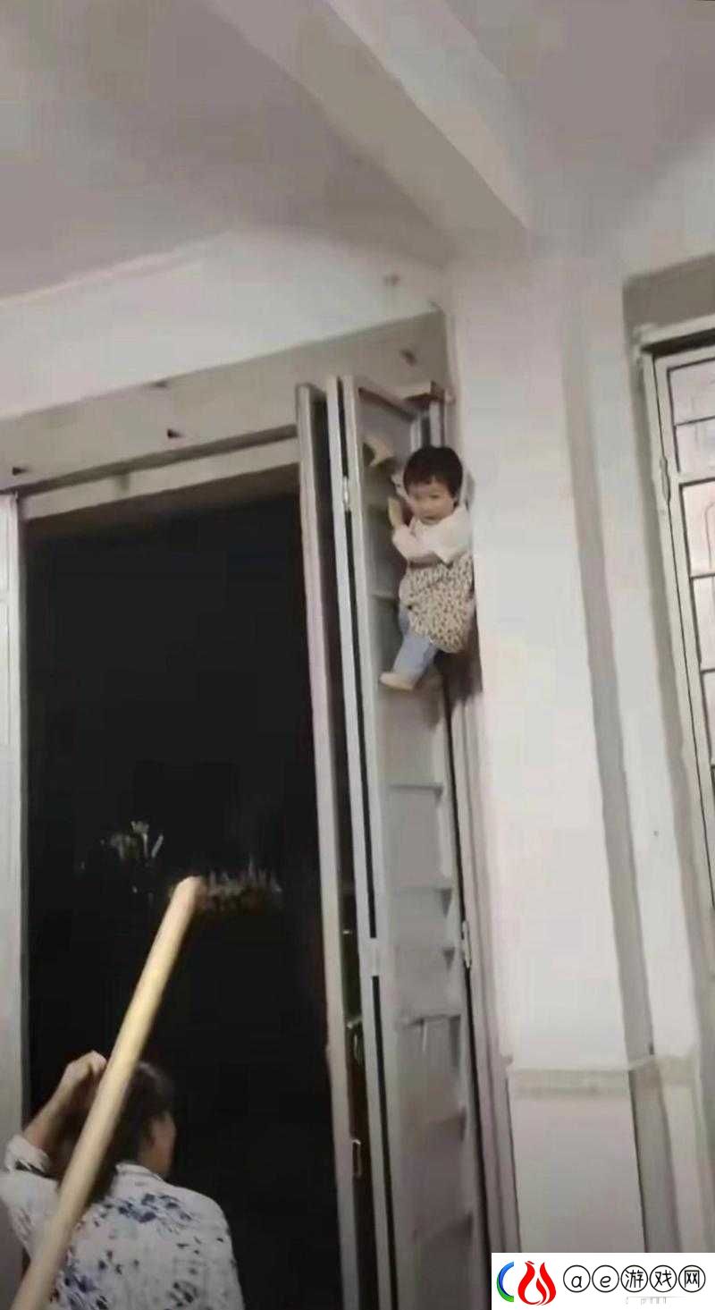 宝宝好奇地把脚抬高看镜子专注模样
