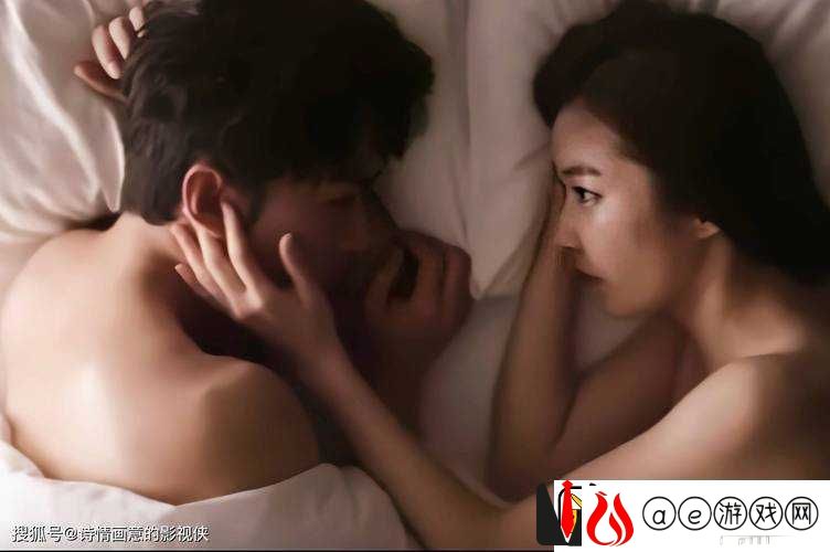 被两个男人扒开双腿玩弄：探索禁忌背后的故事