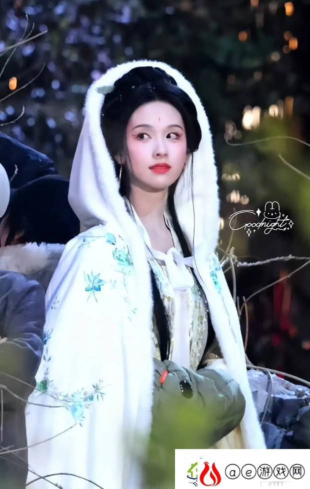 陈都灵佩戴斗篷表演琵琶
