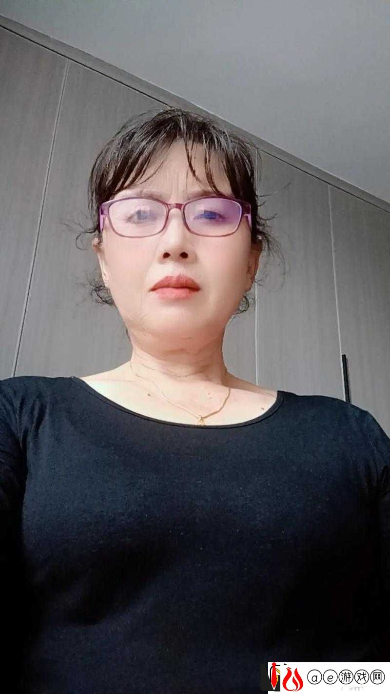 一个肥胖的老太婆在持续搡弄着什么