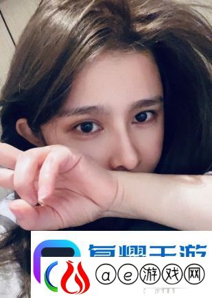 美女主播直播间展示演技